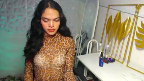 Snapshot of servicedoll18 chatting on November 27, 4:42 pm Bella online show from November 27, 4:42 pm