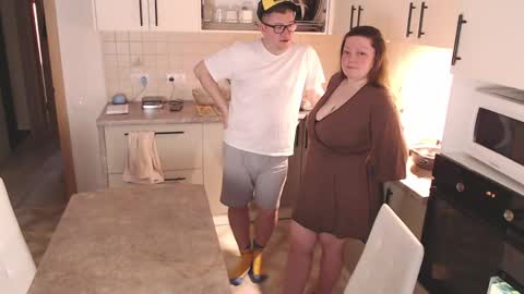Roxy Kate Mary Alex Arnold online show from April 28, 2:11 pm