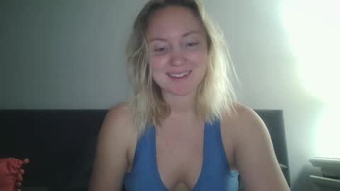 Snapshot of sexiirose22 chatting on February 8, 11:45 pm Rose online show from February 8, 11:45 pm