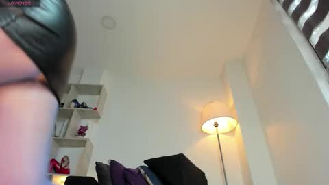 Snapshot of sexirose_19 chatting on December 15, 1:04 pm Rosa online show from December 15, 1:04 pm