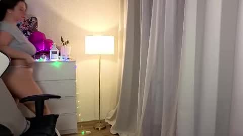 Snapshot of sexmoon11 chatting on December 18, 7:42 pm My name is Mia whats yours online show from December 18, 7:42 pm