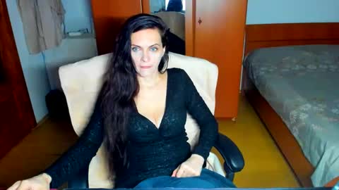 Snapshot of sexqueen1111 chatting on June 4, 2:06 am sexqueen1111 online show from June 4, 2:06 am