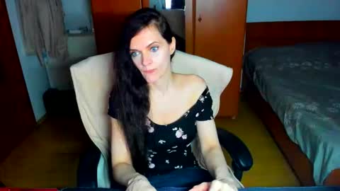 Snapshot of sexqueen1111 chatting on June 5, 9:09 pm sexqueen1111 online show from June 5, 9:09 pm