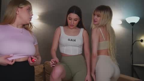 Snapshot of sexxxsirens chatting on March 6, 8:19 am Hannah Monica Annie Andrea Eva Lina online show from March 6, 8:19 am