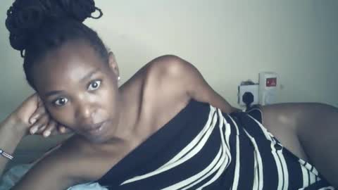 Snapshot of sexxy_curvy23 chatting on May 10, 1:33 am sexxy_curvy23 online show from May 10, 1:33 am
