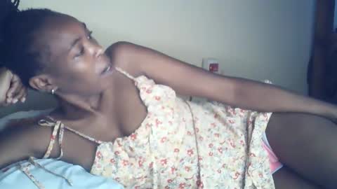 Snapshot of sexxy_curvy23 chatting on May 18, 4:07 am sexxy_curvy23 online show from May 18, 4:07 am
