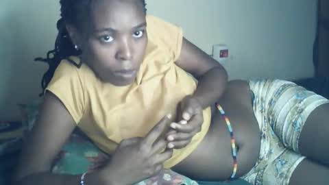 Snapshot of sexxy_curvy23 chatting on June 3, 12:24 am sexxy_curvy23 online show from June 3, 12:24 am