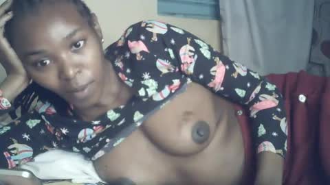 Snapshot of sexxy_curvy23 chatting on July 3, 3:46 am sexxy_curvy23 online show from July 3, 3:46 am