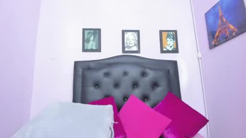Snapshot of sexy_candy18x chatting on May 16, 12:40 am sexy_candy18x online show from May 16, 12:40 am