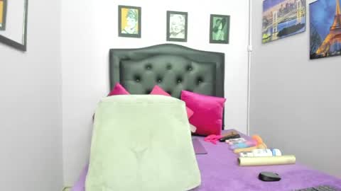Snapshot of sexy_candy18x chatting on June 4, 12:05 am sexy_candy18x online show from June 4, 12:05 am