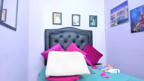 Snapshot of sexy_candy18x chatting on June 15, 12:02 am sexy_candy18x online show from June 15, 12:02 am