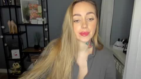 Snapshot of sexy_coralie chatting on December 7, 11:40 am C o r a l i e online show from December 7, 11:40 am