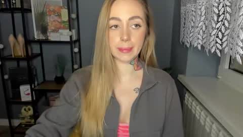 Snapshot of sexy_coralie chatting on December 17, 11:39 am C o r a l i e online show from December 17, 11:39 am