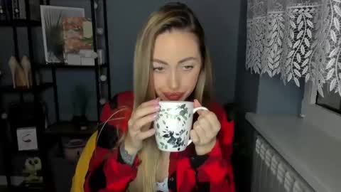 Snapshot of sexy_coralie chatting on December 24, 8:11 am C o r a l i e online show from December 24, 8:11 am