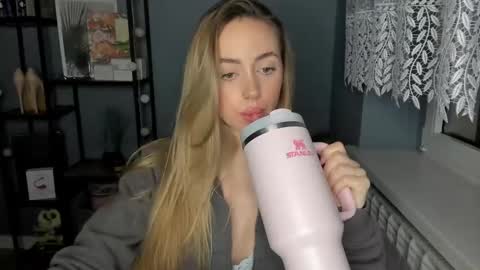 Snapshot of sexy_coralie chatting on January 5, 8:52 pm C o r a l i e online show from January 5, 8:52 pm