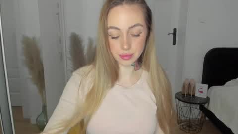 Snapshot of sexy_coralie chatting on February 6, 2:58 pm C o r a l i e online show from February 6, 2:58 pm
