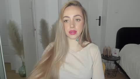 Snapshot of sexy_coralie chatting on February 19, 4:33 pm C o r a l i e online show from February 19, 4:33 pm