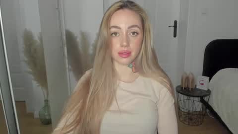 Snapshot of sexy_coralie chatting on February 19, 10:42 pm C o r a l i e online show from February 19, 10:42 pm