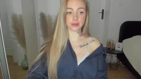 Snapshot of sexy_coralie chatting on February 25, 6:09 pm C o r a l i e online show from February 25, 6:09 pm