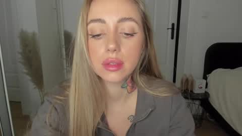 Snapshot of sexy_coralie chatting on February 26, 8:33 pm C o r a l i e online show from February 26, 8:33 pm