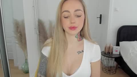 Snapshot of sexy_coralie chatting on March 9, 2:21 pm C o r a l i e online show from March 9, 2:21 pm