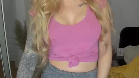 Snapshot of sexy_coralie chatting on March 12, 6:22 pm C o r a l i e online show from March 12, 6:22 pm