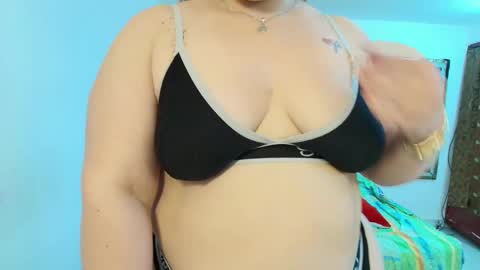 Snapshot of sexy_curvi chatting on February 10, 11:02 pm karla instagram online show from February 10, 11:02 pm