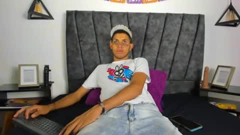 Snapshot of sexy_latin_cum chatting on October 29, 3:31 am sexy_latin_cum online show from October 29, 3:31 am