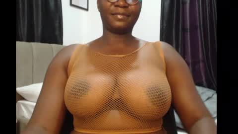 Snapshot of sexy_pearl12 chatting on May 5, 7:05 am zoe online show from May 5, 7:05 am