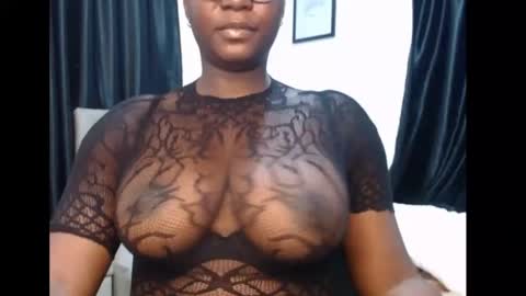 Snapshot of sexy_pearl12 chatting on May 19, 12:11 pm zoe online show from May 19, 12:11 pm
