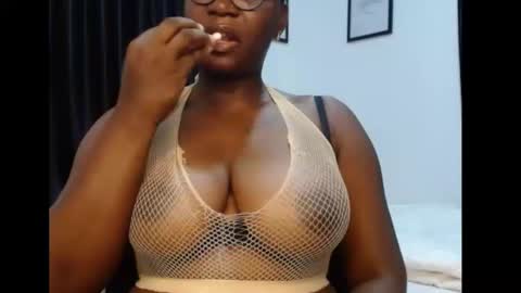 Snapshot of sexy_pearl12 chatting on May 31, 7:15 am zoe online show from May 31, 7:15 am
