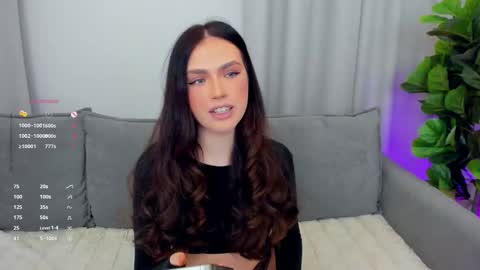 Snapshot of sexyangeloux chatting on December 15, 1:10 am Lou online show from December 15, 1:10 am