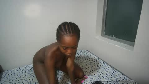 sexyasspetitte_ online show from December 14, 7:36 pm