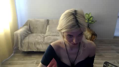 Snapshot of sexybeatriice chatting on May 23, 6:18 am sexybeatriice online show from May 23, 6:18 am