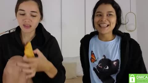 chanell and yina online show from November 25, 1:22 pm