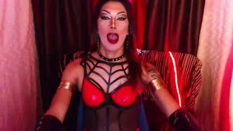 Snapshot of sexydevine_34 chatting on July 24, 8:51 pm Devine online show from July 24, 8:51 pm