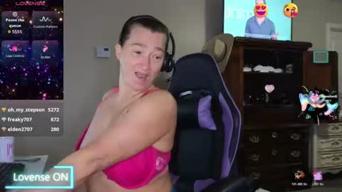 Snapshot of sexydistraction1 chatting on June 24, 1:43 pm SexyDistraction online show from June 24, 1:43 pm