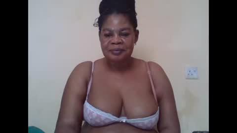 Snapshot of sexydove2 chatting on February 27, 7:12 am EMILY online show from February 27, 7:12 am