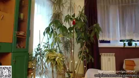 Snapshot of sexyjennyeu chatting on June 11, 7:39 am Jenny online show from June 11, 7:39 am