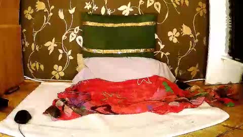 Snapshot of sexymayagold chatting on September 18, 7:27 pm Squirty Maya Gold online show from September 18, 7:27 pm