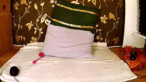 Snapshot of sexymayagold chatting on October 16, 6:36 am Squirty Maya Gold online show from October 16, 6:36 am