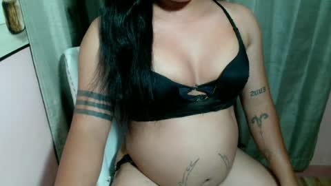 Snapshot of sexymika_xoxo chatting on June 20, 5:43 am Mika online show from June 20, 5:43 am