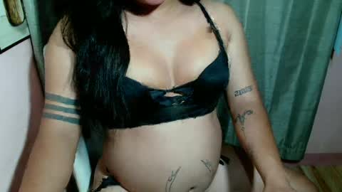 Snapshot of sexymika_xoxo chatting on July 6, 6:10 am Mika online show from July 6, 6:10 am