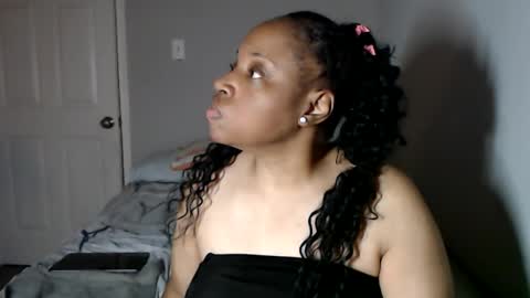 Snapshot of sexymona1218 chatting on October 24, 3:47 am SexyMona online show from October 24, 3:47 am