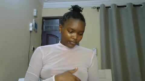 Snapshot of sexypetite_lee chatting on December 18, 5:48 am Lee online show from December 18, 5:48 am