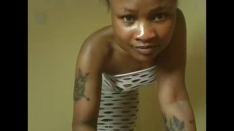 Snapshot of sexyqueenivy chatting on October 28, 1:14 pm queenivy online show from October 28, 1:14 pm