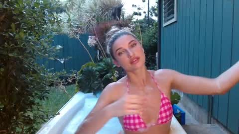 Snapshot of sexyserenah chatting on May 25, 4:40 am Squriting serenah online show from May 25, 4:40 am