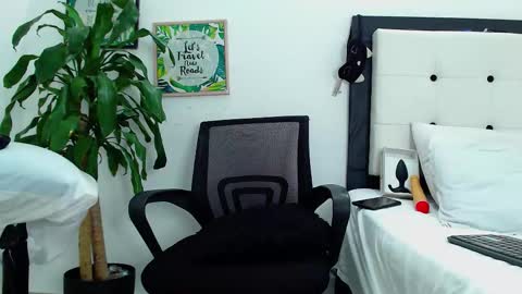 sexytommy_ online show from March 20, 6:35 pm