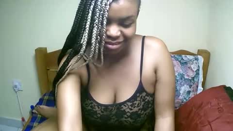 Snapshot of sexyyred_ chatting on February 9, 10:08 am sexyyred_ online show from February 9, 10:08 am