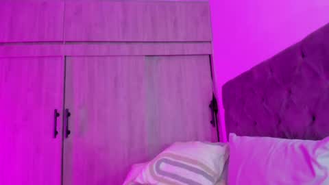 Shaina Vasquez online show from May 6, 1:03 am